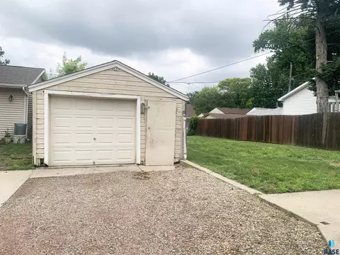 Exterior - 2105 S Duluth Ave, Sioux Falls, SD 57105 photo 3 of 3