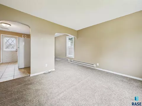 Living - 2105 S Duluth Ave, Sioux Falls, SD 57105 photo 4 of 7