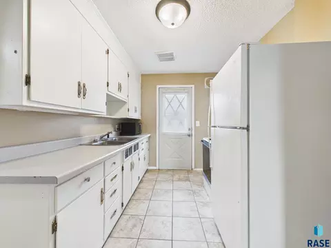Kitchen - 2105 S Duluth Ave, Sioux Falls, SD 57105 photo 4 of 4