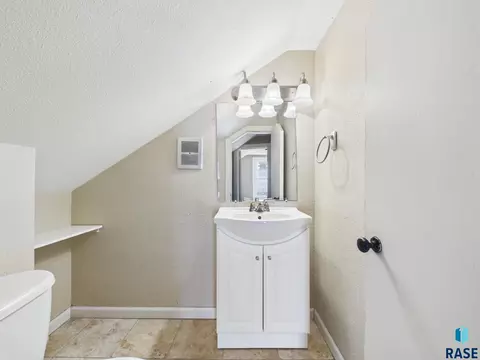 Bath - 2105 S Duluth Ave, Sioux Falls, SD 57105 photo 3 of 3