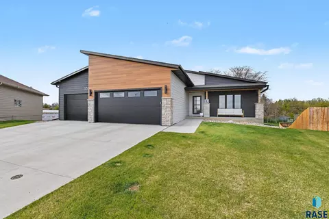 Exterior - 1001 S Moonlight Cir, Brandon, SD 57005 photo 3 of 5