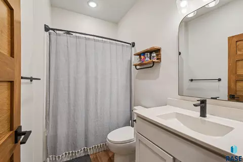 Bath - 1001 S Moonlight Cir, Brandon, SD 57005 photo 2 of 2