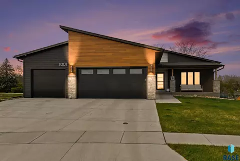 Exterior - 1001 S Moonlight Cir, Brandon, SD 57005 photo 2 of 5