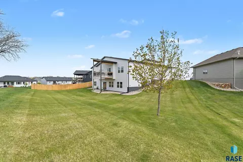 Exterior - 1001 S Moonlight Cir, Brandon, SD 57005 photo 4 of 5