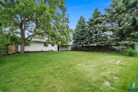Exterior - 5604 S Drexel Dr, Sioux Falls, SD 57106 photo 2 of 7