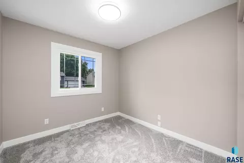 Bedroom - 5604 S Drexel Dr, Sioux Falls, SD 57106 photo 9 of 15