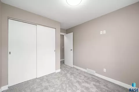 Bedroom - 5604 S Drexel Dr, Sioux Falls, SD 57106 photo 3 of 15
