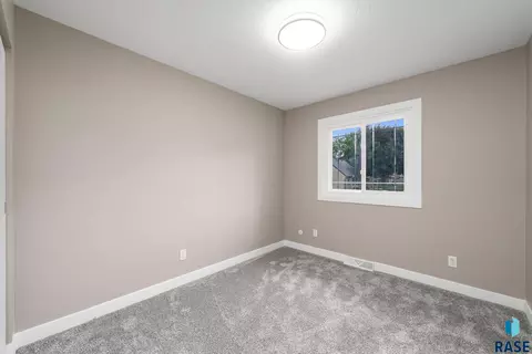 Bedroom - 5604 S Drexel Dr, Sioux Falls, SD 57106 photo 6 of 15
