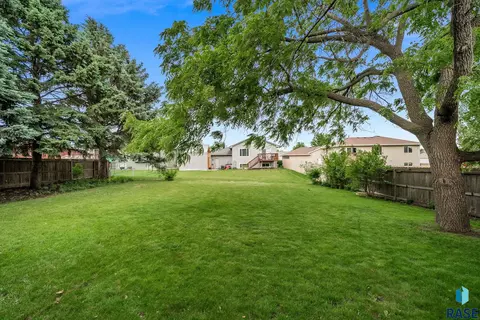 Exterior - 5604 S Drexel Dr, Sioux Falls, SD 57106 photo 4 of 7