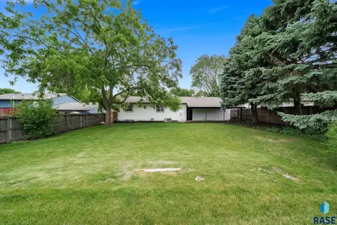 Exterior - 5604 S Drexel Dr, Sioux Falls, SD 57106 photo 6 of 7