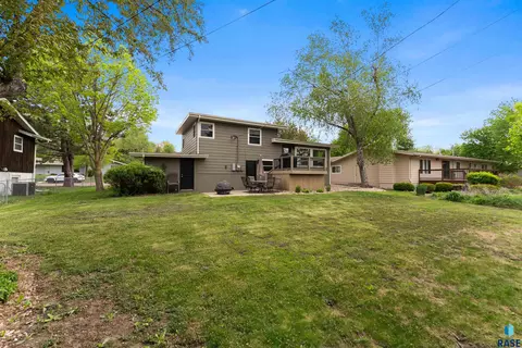 Exterior - 105 E 36th St, Sioux Falls, SD 57105 photo 9 of 16
