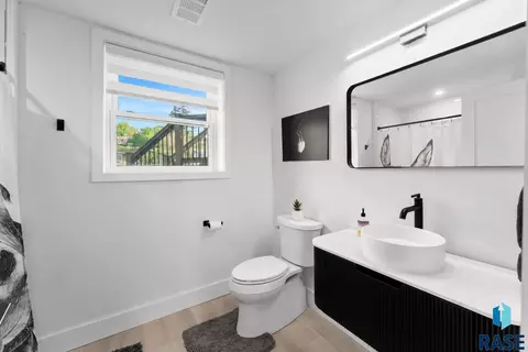 Bath - 105 E 36th St, Sioux Falls, SD 57105 photo 3 of 5