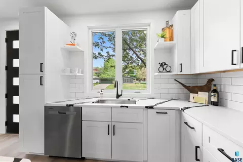 Kitchen - 105 E 36th St, Sioux Falls, SD 57105 photo 4 of 7