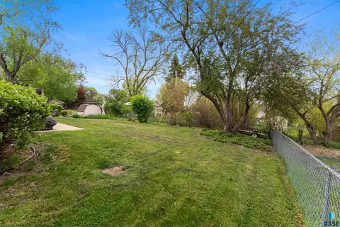 Exterior - 105 E 36th St, Sioux Falls, SD 57105 photo 8 of 16