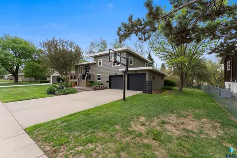 Exterior - 105 E 36th St, Sioux Falls, SD 57105 photo 2 of 16