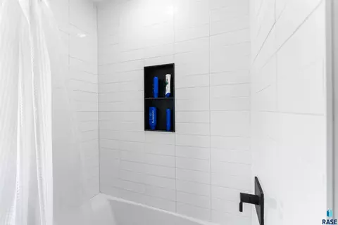 Bath - 105 E 36th St, Sioux Falls, SD 57105 photo 2 of 5