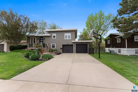 Exterior - 105 E 36th St, Sioux Falls, SD 57105 photo 3 of 16