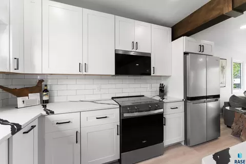 Kitchen - 105 E 36th St, Sioux Falls, SD 57105 photo 3 of 7
