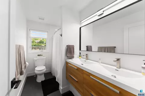 Bath - 105 E 36th St, Sioux Falls, SD 57105 photo 1 of 5