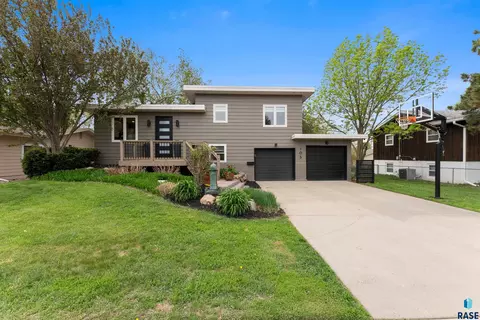 Exterior - 105 E 36th St, Sioux Falls, SD 57105 photo 5 of 16