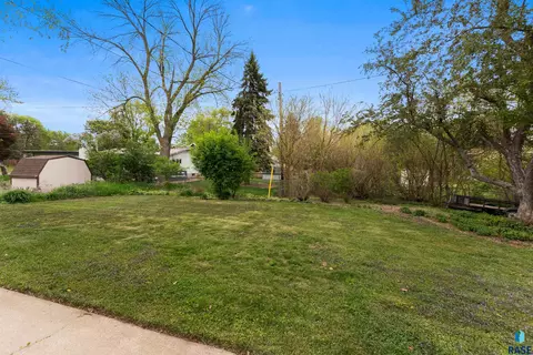 Exterior - 105 E 36th St, Sioux Falls, SD 57105 photo 15 of 16