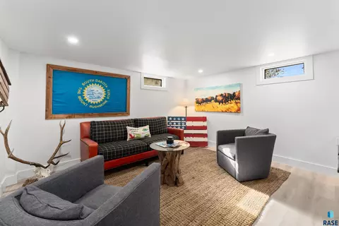 Living - 105 E 36th St, Sioux Falls, SD 57105 photo 6 of 8
