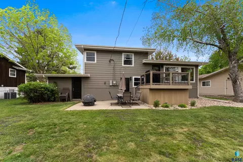 Exterior - 105 E 36th St, Sioux Falls, SD 57105 photo 11 of 16