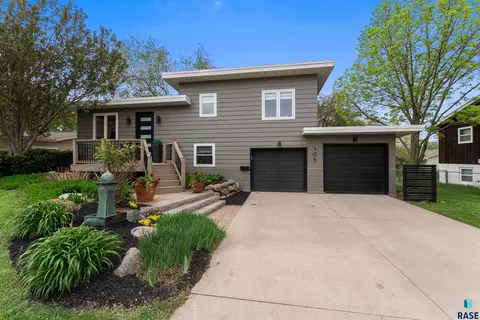 Exterior - 105 E 36th St, Sioux Falls, SD 57105 photo 4 of 16