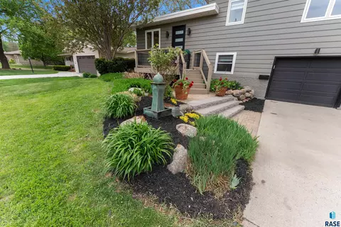 Exterior - 105 E 36th St, Sioux Falls, SD 57105 photo 6 of 16