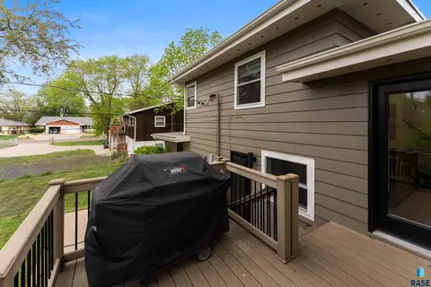 Exterior - 105 E 36th St, Sioux Falls, SD 57105 photo 13 of 16
