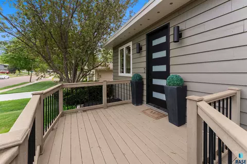 Exterior - 105 E 36th St, Sioux Falls, SD 57105 photo 7 of 16