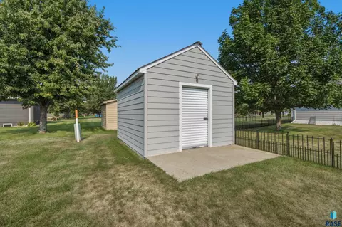 Exterior - 521 E Lightner Ave, Salem, SD 57058 photo 6 of 7