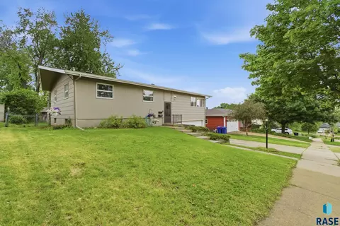 Exterior - 2313 E 17th St, Sioux Falls, SD 57103 photo 4 of 5