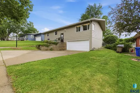 Exterior - 2313 E 17th St, Sioux Falls, SD 57103 photo 3 of 5
