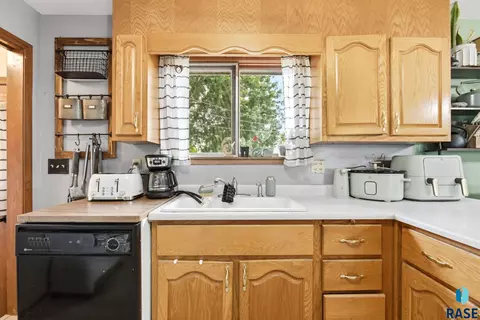 Kitchen - 2313 E 17th St, Sioux Falls, SD 57103 photo 6 of 9