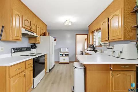 Kitchen - 2313 E 17th St, Sioux Falls, SD 57103 photo 8 of 9
