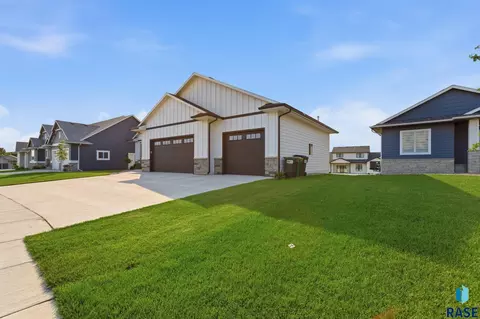 Exterior - 5600 E Daybreak Cir, Sioux Falls, SD 57110 photo 13 of 14