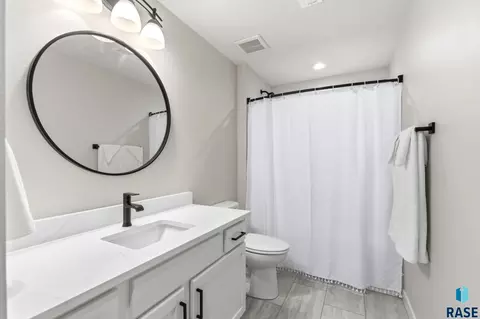 Bath - 5600 E Daybreak Cir, Sioux Falls, SD 57110 photo 9 of 10