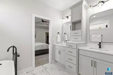 Bath - 5600 E Daybreak Cir, Sioux Falls, SD 57110 photo 1 of 10