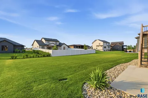 Exterior - 5600 E Daybreak Cir, Sioux Falls, SD 57110 photo 9 of 14