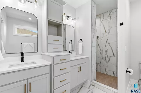 Bath - 5600 E Daybreak Cir, Sioux Falls, SD 57110 photo 3 of 10