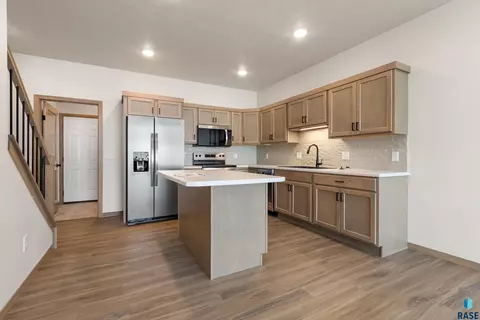 Kitchen - 2402 E Jetty Pl, Sioux Falls, SD 57108 photo 2 of 4