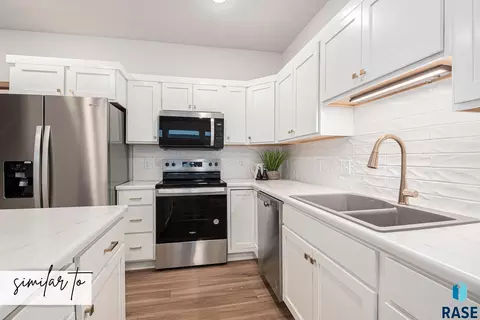 Kitchen - 2402 E Jetty Pl, Sioux Falls, SD 57108 photo 4 of 4