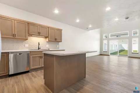 Kitchen - 2402 E Jetty Pl, Sioux Falls, SD 57108 photo 3 of 4