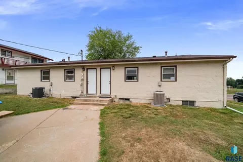 Exterior - 3609 E 3611 E 18th St, Sioux Falls, SD 57103 photo 2 of 2