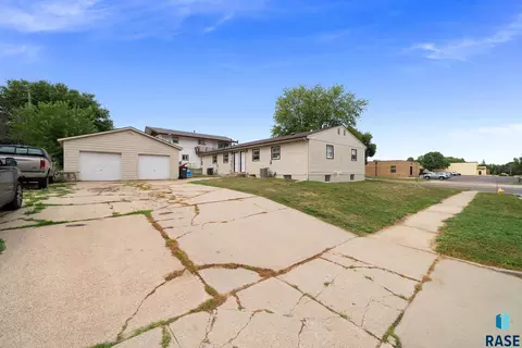 Exterior - 3609 E 3611 E 18th St, Sioux Falls, SD 57103 photo 1 of 2