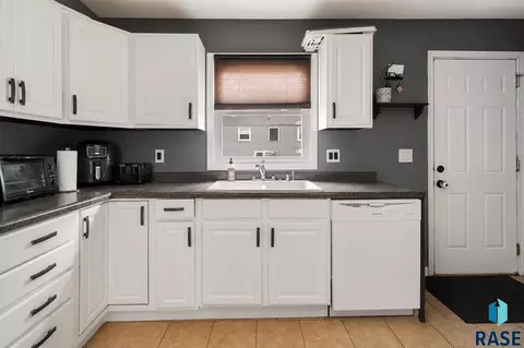 Kitchen - 3609 E 3611 E 18th St, Sioux Falls, SD 57103 photo 2 of 2