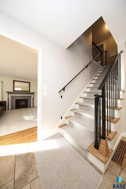 Entry Way - 2209 S Main Ave, Sioux Falls, SD 57105 photo 2 of 4