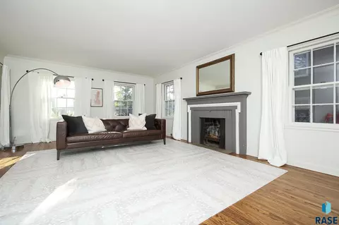 Living - 2209 S Main Ave, Sioux Falls, SD 57105 photo 8 of 10