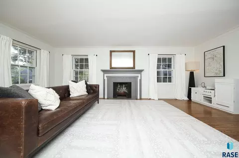 Living - 2209 S Main Ave, Sioux Falls, SD 57105 photo 9 of 10